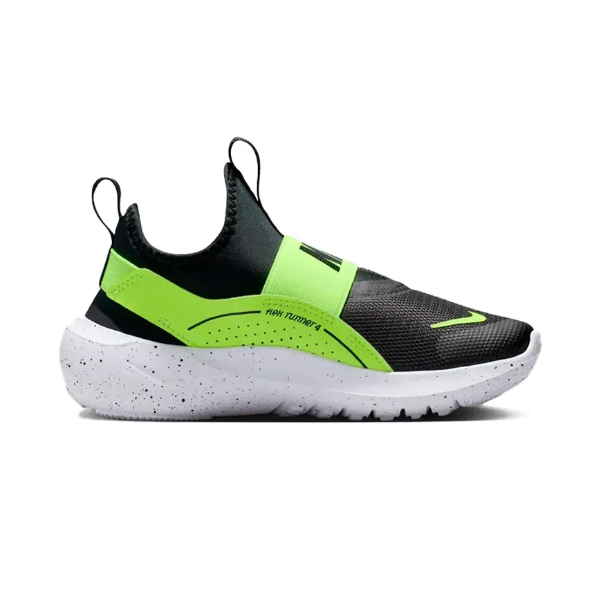 Tênis infantil Nike Flex Runner 4 preto com detalhes em verde fluor, vista lateral para ajuste